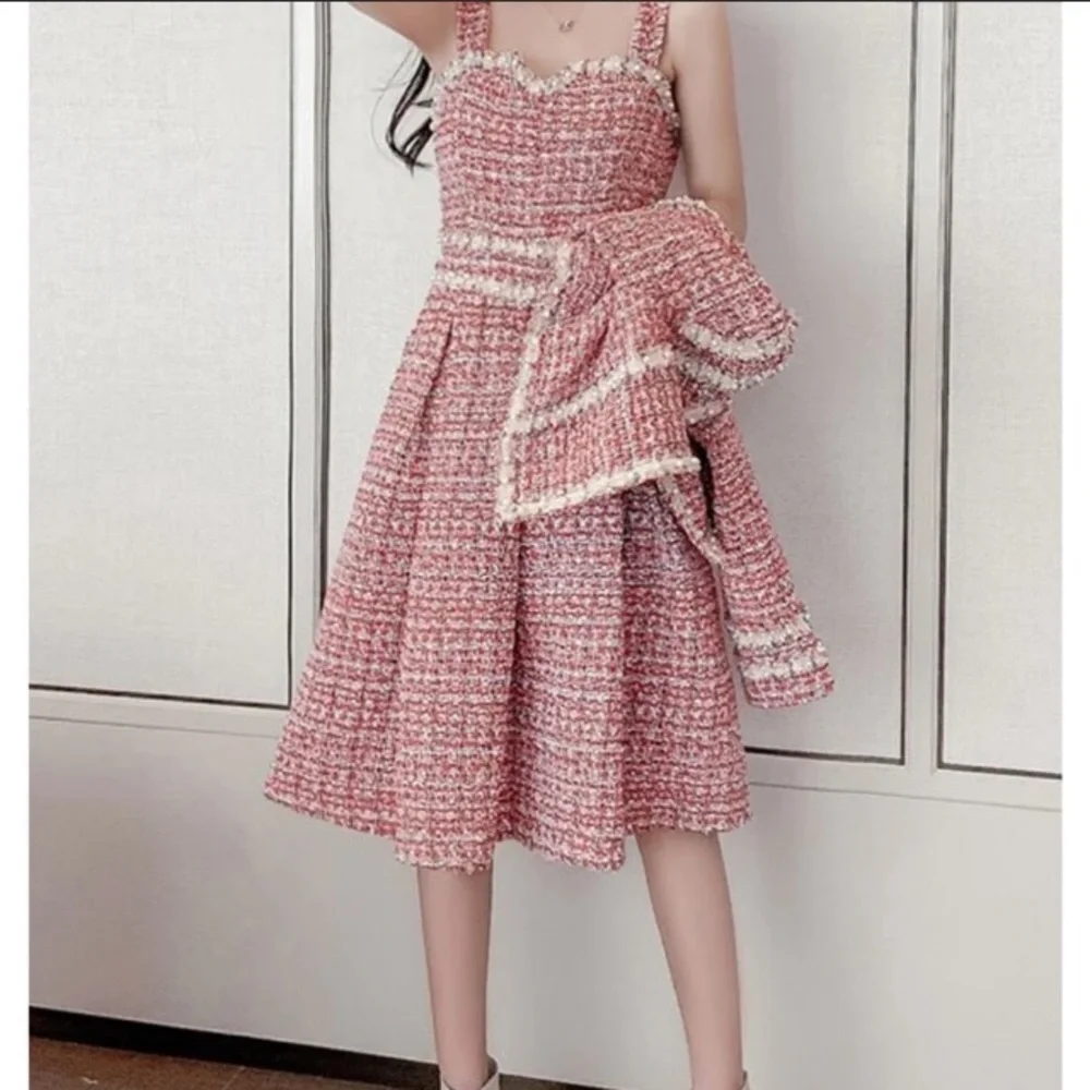 ⭐️SOLD⭐️Gorgeous tweed and pearl Jacket and Dress set - Picture 8 of 16